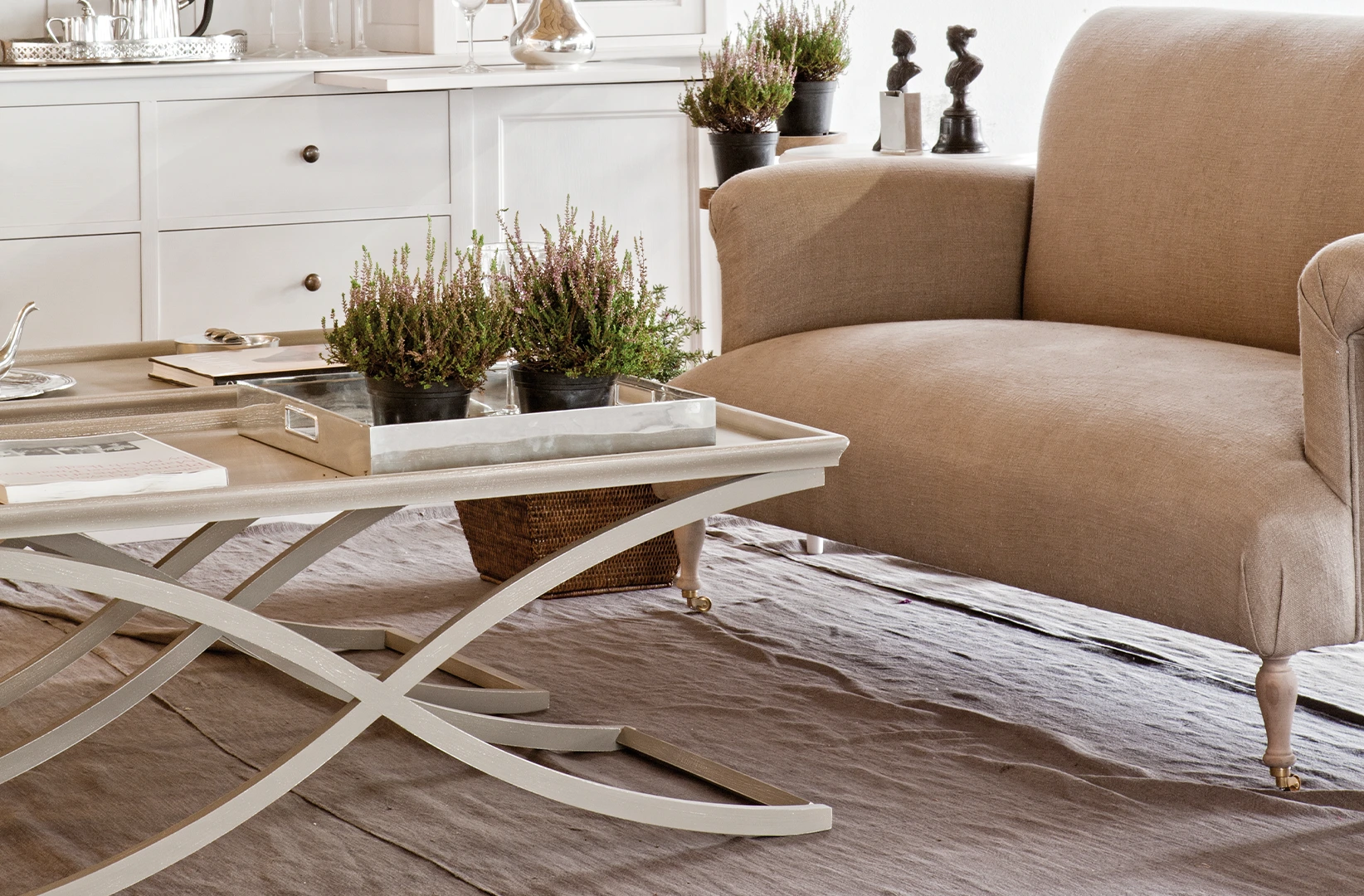 Decoração de sala de estar com poltronas elegantes e mesa de centro em madeira - Homes in Heaven