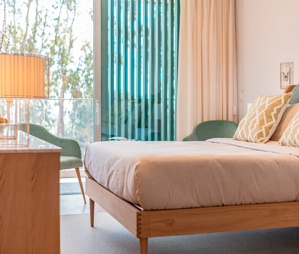Projeto Quarto Denmark com cama de casal em madeira e cadeiras verdes - Homes in Heaven