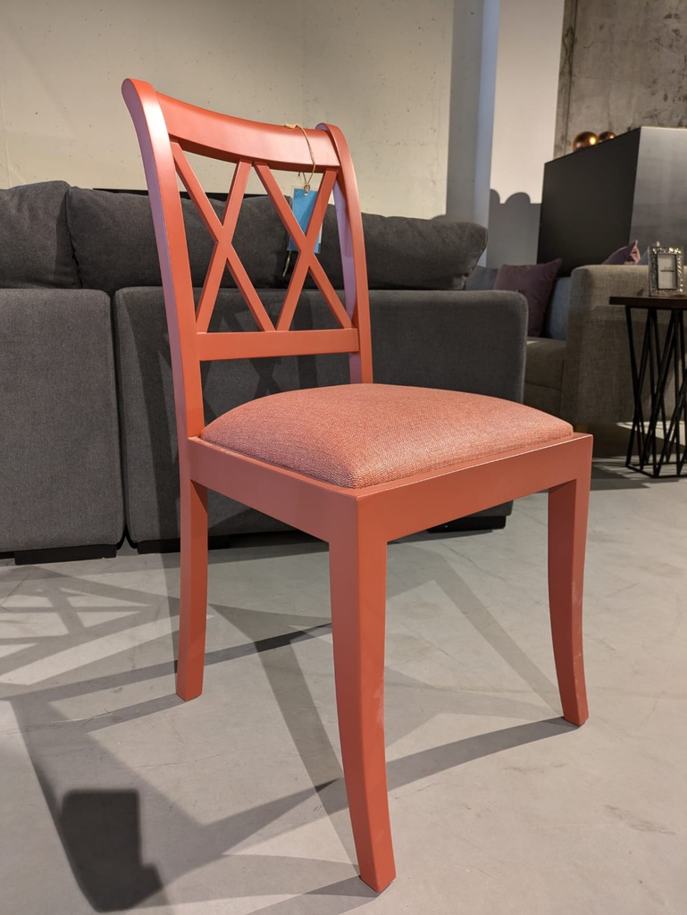 Cadeira Frederik Terracota Tecido Babel Red em ambiente de sala de jantar