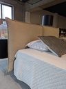 CAMA FORMENTERA ESTOFADA 160*200 TECIDO BRONX CAMEL