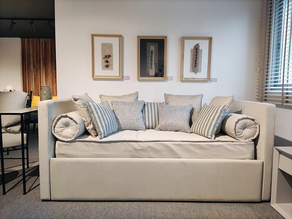 Cama Tentop Estofada Bicama com almofadas e rolos, num quarto