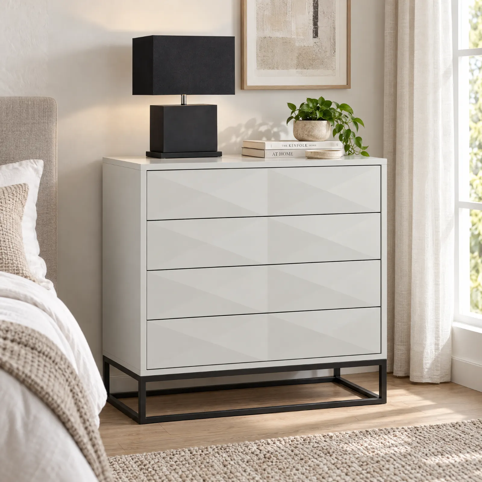 Candeeiro de mesa Bergamot Black Mate sobre a cómoda Copenhagen Light Grey, num quarto