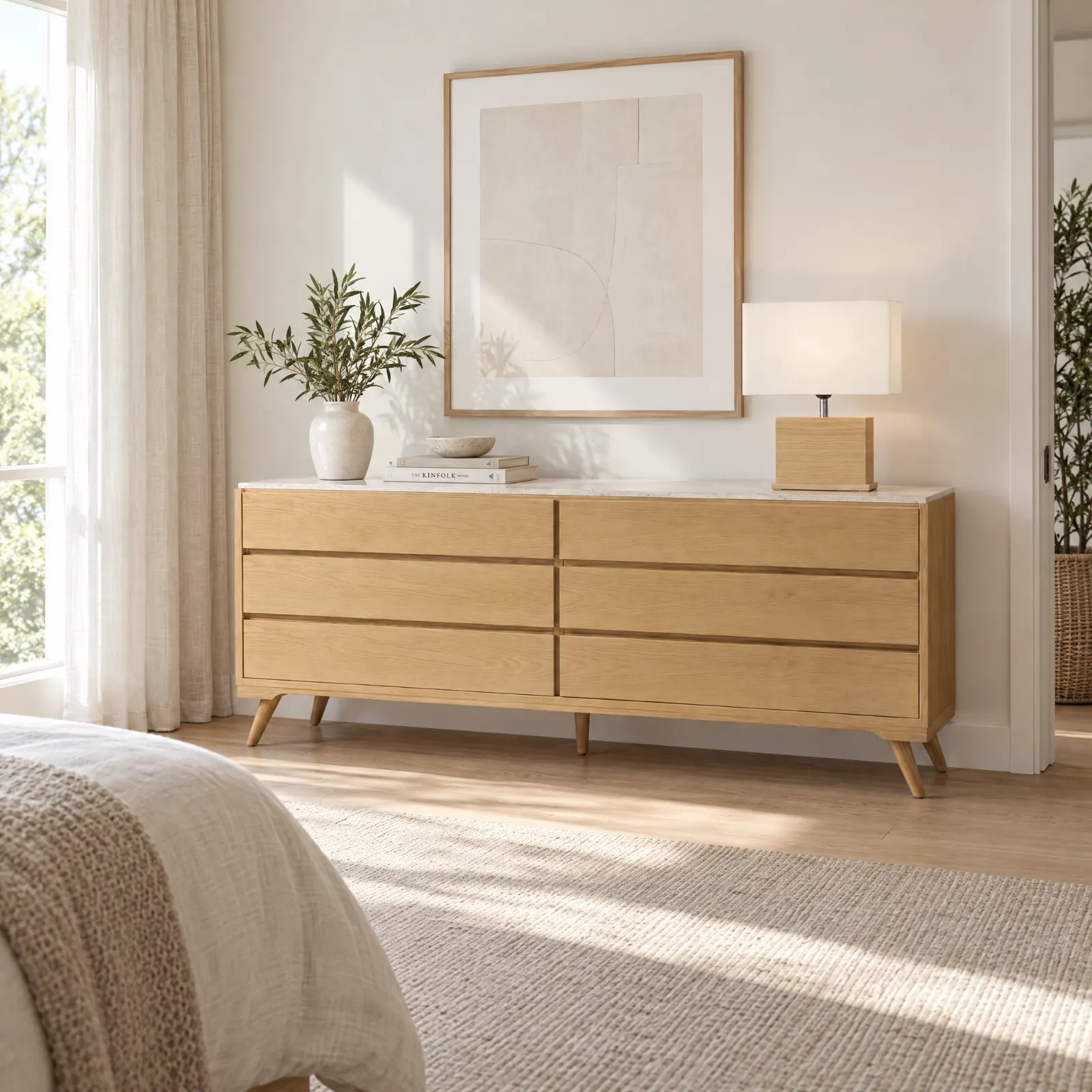 Candeeiro de mesa Bergamot Natural Oak sobre a cómoda dupla Denmark, num quarto