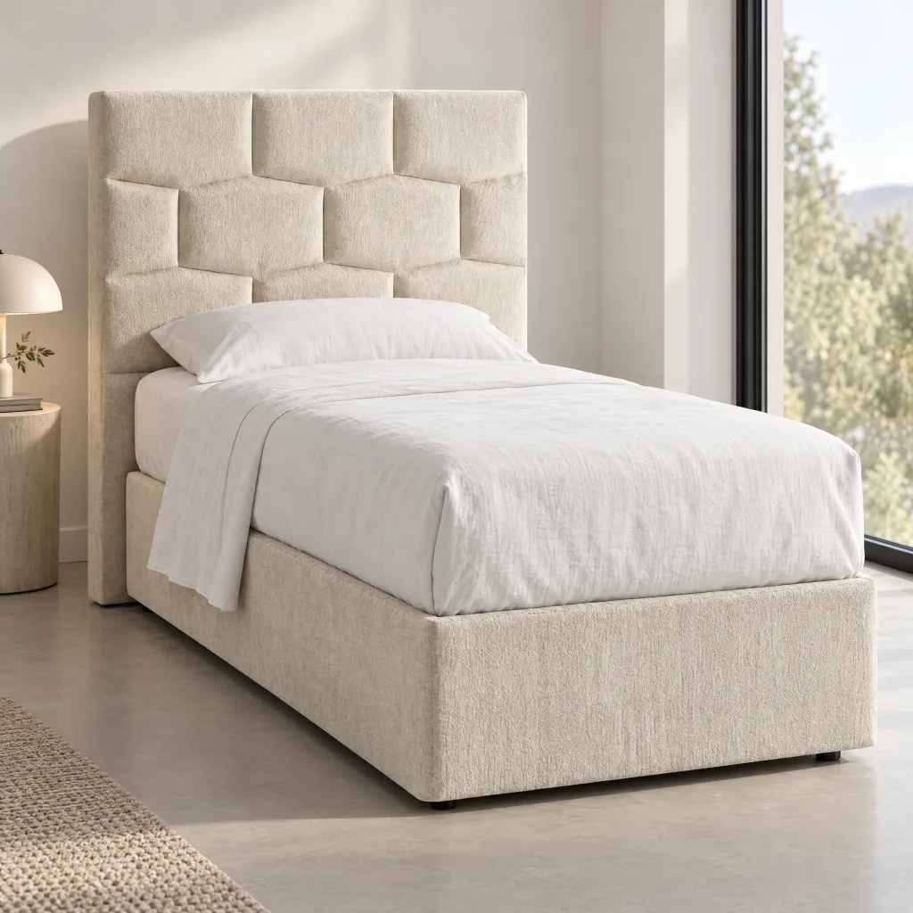 Cama Aspen estofada em tecido bege, num quarto contemporâneo