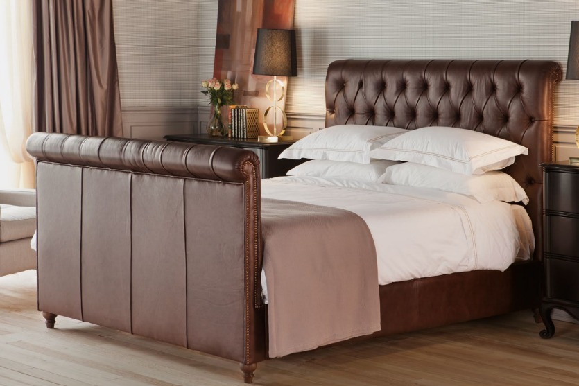 CAMA CHESTERFIELD ESTOFADA COM PESEIRA CAMA CHESTERFIELD 160*200 CM PELE HIH