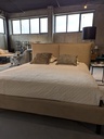 CAMA FORMENTERA ESTOFADA 160*200 TECIDO BRONX CAMEL